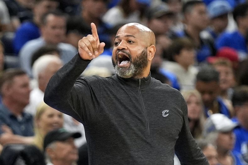 ARCHIVO - Foto del 3 de mayo del 2024, el entrenador de los Cavaliers de Cleveland J.B. Bickerstaff en el juego 6 de la primera ronda de la postemporada ante el Magic de Orlando. El domingo 30 de junio del 2024, los Pistons firman a Bickerstaff por 4 años. (AP Foto/John Raoux, Archivo)