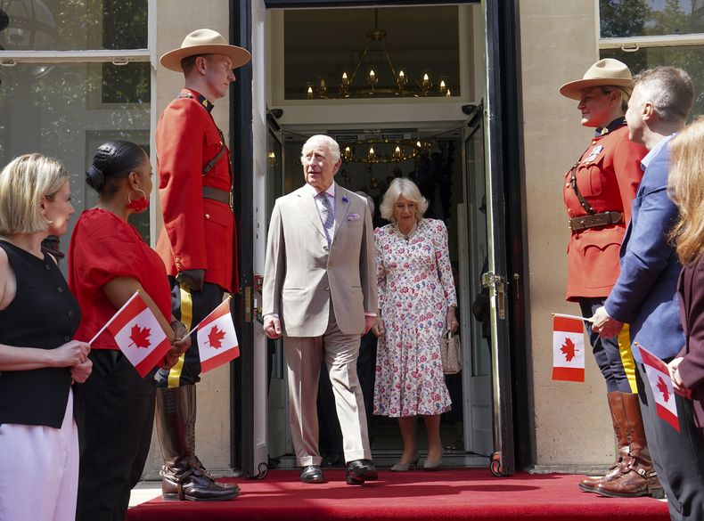 El rey Carlos de Gran Bretaña y la reina Camila al visitar la Casa de Canadá, en Trafalgar Square, en Londres, el martes 20 de mayo de 2025 para conmemorar los 100 años desde que se inauguró en junio de 1925. (Arthur Edwards/Pool vía AP)