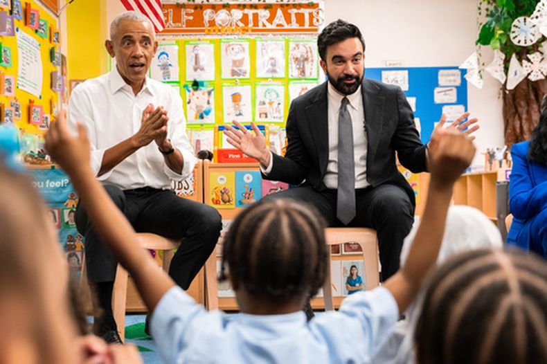 El expresidente de EEUU Barack Obama y el alcalde de NY Zohran Mamdani cantan Wheels on the Bus a los niños de la guardería Learning Through Play en el Bronx, Nueva York, el sábado 18 de abril de 2026. (AP Foto/Angelina Katsanis)