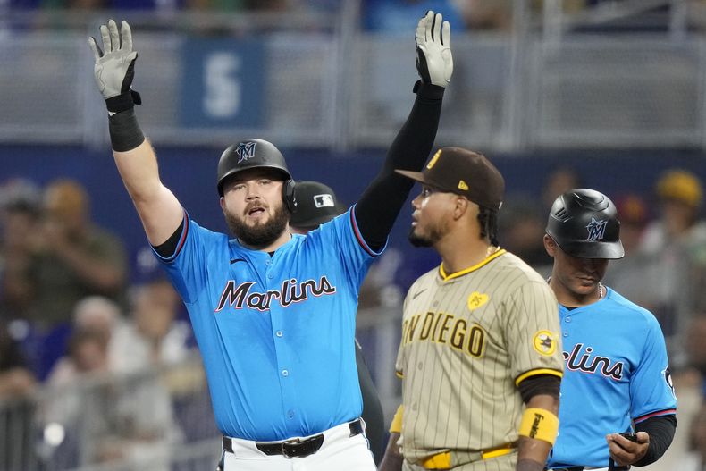 Jake Burger de los Marlins de Miami reacciona luego de impactar un sencillo durante la primera entrada del juego de béisbol ante los Padres de San Diego, el domingo 11 de agosto de 2024, en Miami. (AP Foto/Lynne Sladky)