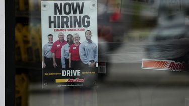Un cartel en una tienda que solicita empleados, en Buffalo Grove, Illinois, el 6 de noviembre del 2024. (AP foto/Nam Y. Huh)