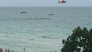 americateve | Un pequeño avión con una pancarta o "banner" publicitario se ha estrellado en el Océano Atlántico frente a Miami Beach.