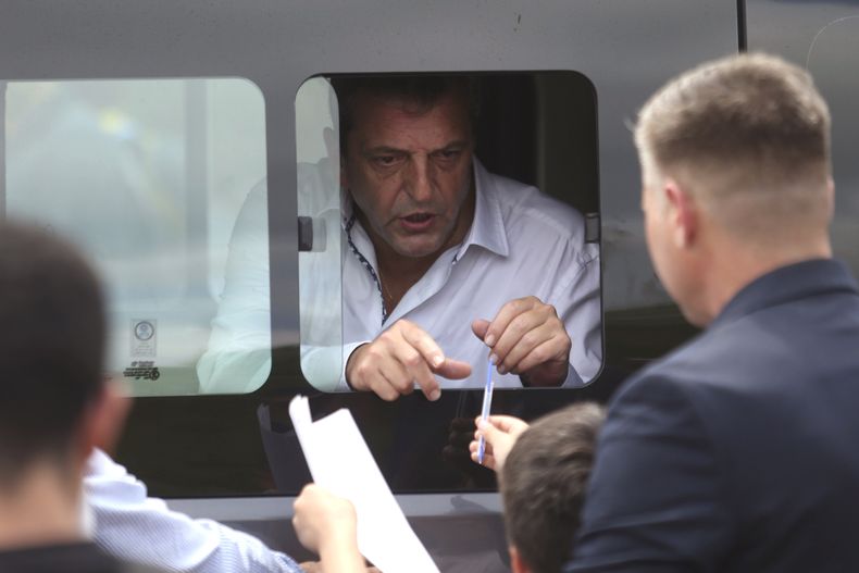 El ministro de Economía y candidato presidencial Sergio Massa firma un autógrafo al salir de un colegio electoral donde emitió su voto durante las elecciones generales en Buenos Aires, Argentina, el domingo 22 de octubre de 2023. (Foto AP/Daniel Jayo)