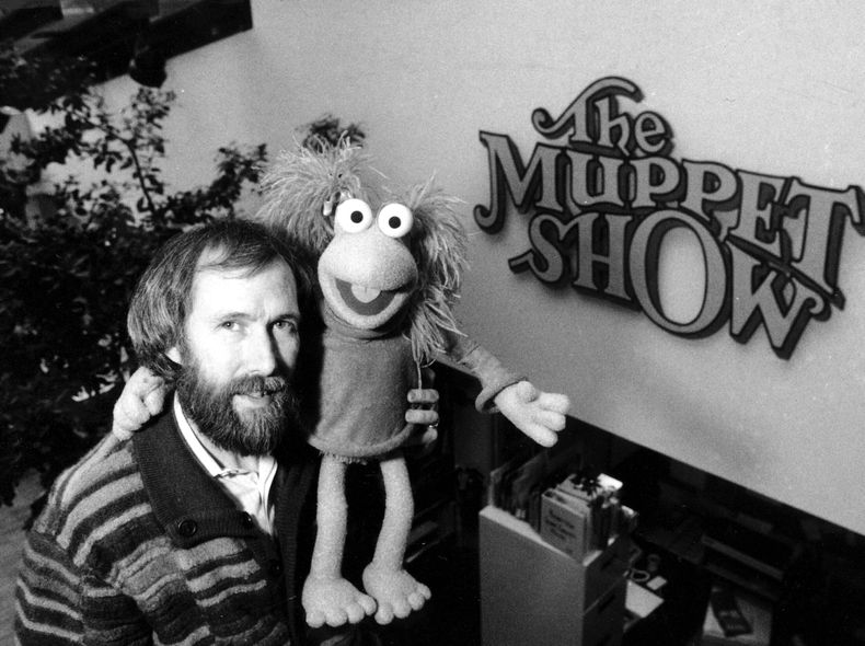 ARCHIVO - El creador de los Muppets Jim Henson posa con una de sus creaciones en la oficina de Henson en la calle 69 en Nueva York el 6 de febrero de 1984. Henson es retratado en el documental Jim Henson: Idea Man. (Foto AP/G. Paul Burnett, archivo)