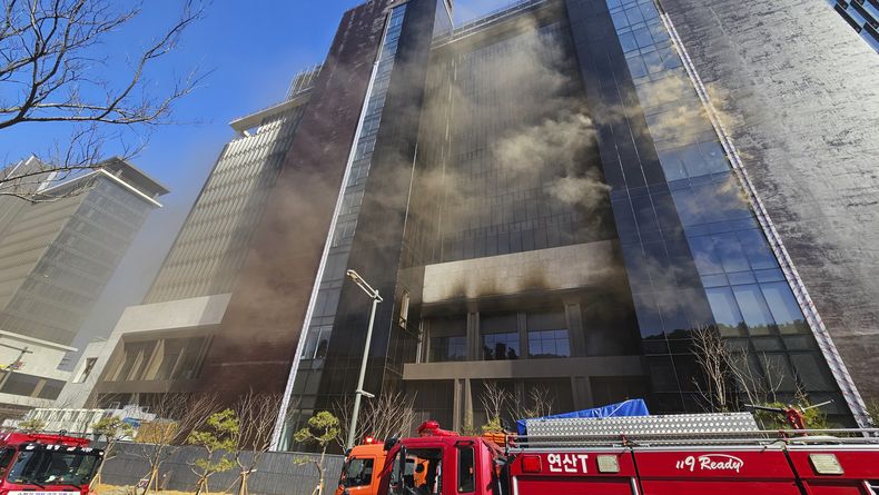 Una nube de humo sale de una obra donde se declaró un incendio, en Busán, Corea del Sur, el 14 de febrero de 2025. (Gang Sun-bae/Yonhap vía AP)
