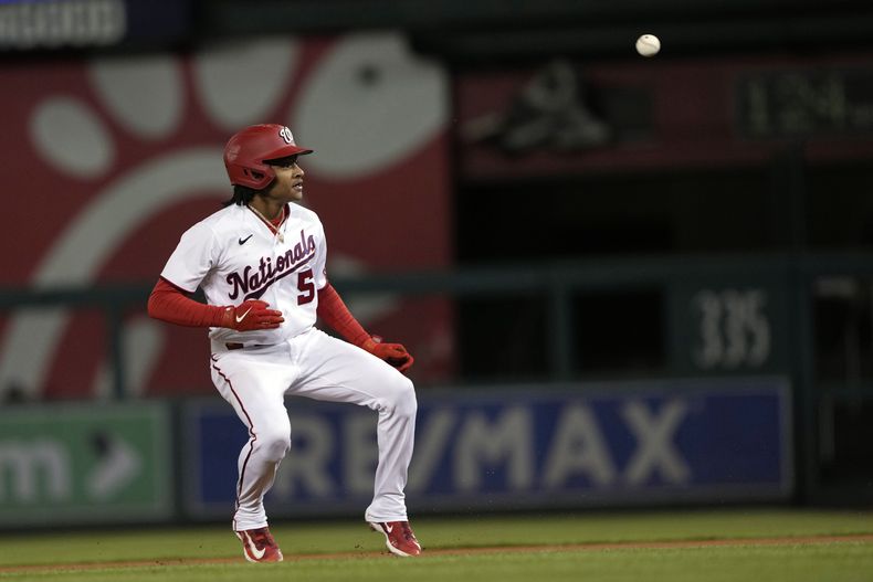CJ Abrams, de los Nacionales de Washington, mira a primera, al ser sorprendido en un intento de robo ante los Cachorros de Chicago, el miércoles 3 de mayo de 2023 (AP Foto/Manuel Balce Ceneta)