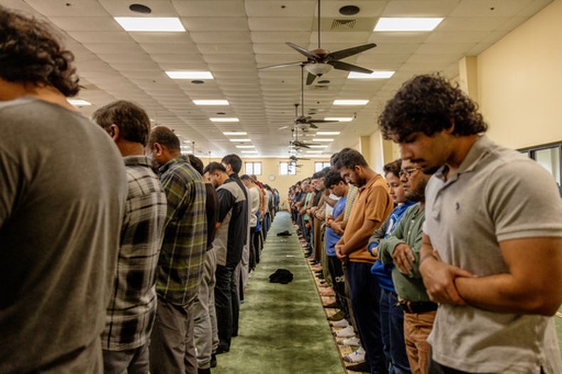 ARCHIVO - Un grupo de personas ora en la Islamic Society of Tulsa, el viernes 13 de febrero de 2026, en Tulsa, Oklahoma. (AP Foto/Brittany Bendabout, archivo)
