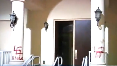 americateve | Miembros de la comunidad judía de Miami Beach reaccionaron con indignación ante símbolos y letreros que aparecieron en las paredes de su sinagoga. Esvásticas y el nombre del grupo terrorista "Hamas" fueron pintados con aerosol en el lugar.