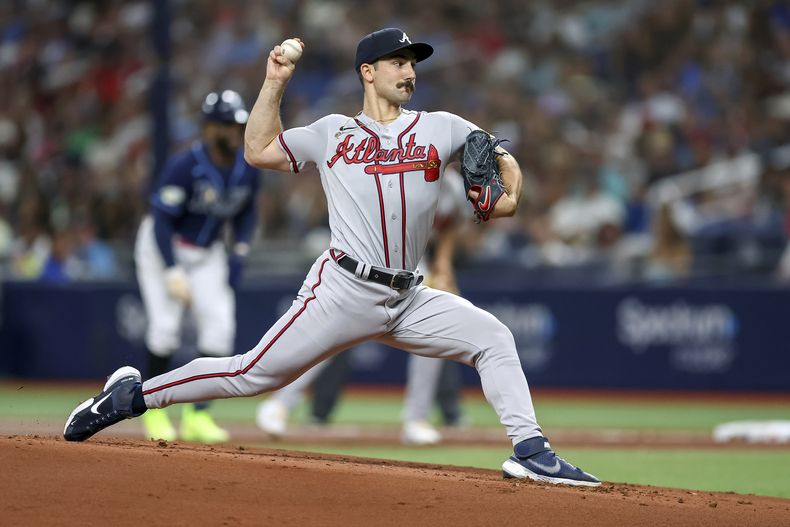 El abridor de los Bravos de Atlanta Spencer Strider lanza en la primera entrada ante los Rays de Tampa Bay el sábado 8 de julio del 2023. (AP Foto/Mike Carlson)