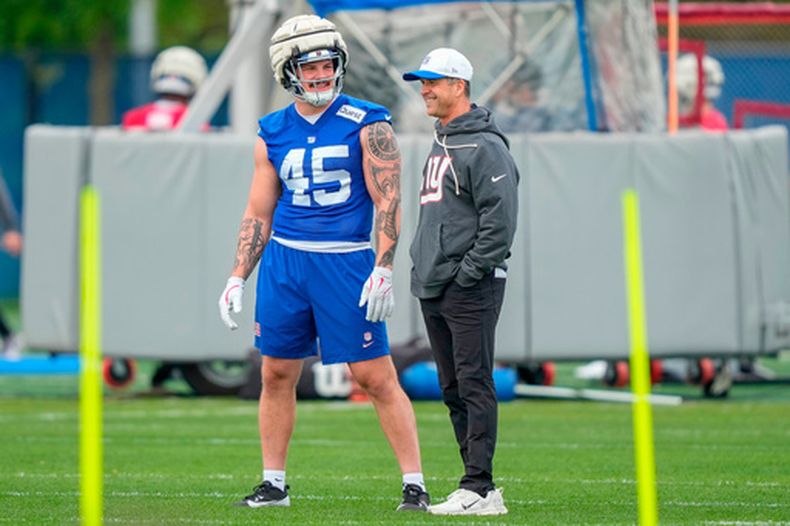 El entrenador en jefe de los Giants de Nueva York, John Harbaugh (derecha), habla con el fullback de los Giants, Grant Finley (izquierda, 45), en el minicampamento de novatos en las instalaciones de práctica del equipo de la NFL, el sábado 9 de mayo de 2026, en East Rutherford, Nueva Jersey. (Foto AP/Yuki Iwamura)