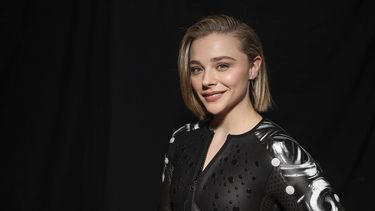ARCHIVO - Chloe Grace Moretz asiste al desfile de la colección de damas Primavera/Verano 2024 de Louis Vuitton presentada el lunes 2 de octubre de 2023 en París. (Foto AP/Vianney Le Caer)