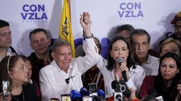 La líder opositora María Corina Machado, a la derecha, y el candidato presidencial Edmundo González dan una conferencia de prensa después de que las autoridades electorales declararan al presidente Nicolás Maduro ganador de las elecciones presidenciales en Caracas, Venezuela, el lunes 29 de julio de 2024. (AP Foto/Matías Delacroix)