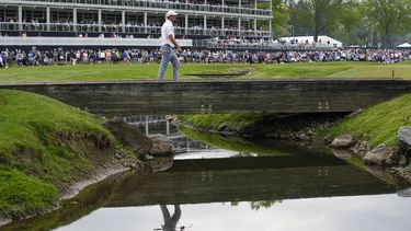 Scottie Scheffler camina hacia el hoyo 6 en la segunda ronda del Campeonato de la PGA en Pittsford, Nueva York, el viernes 19 de mayo de 2023 (AP Foto/Abbie Parr)