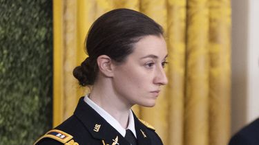 ARCHIVO - La capitana del Ejército Rebecca M. Lobach, de Durham, Carolina del Norte, participa en la ceremonia de entrega de la Medalla Presidencial de la Libertad, el 4 de enero de 2025, en la Sala Este de la Casa Blanca, en Washington. (AP Foto/Manuel Balce Ceneta, archivo)