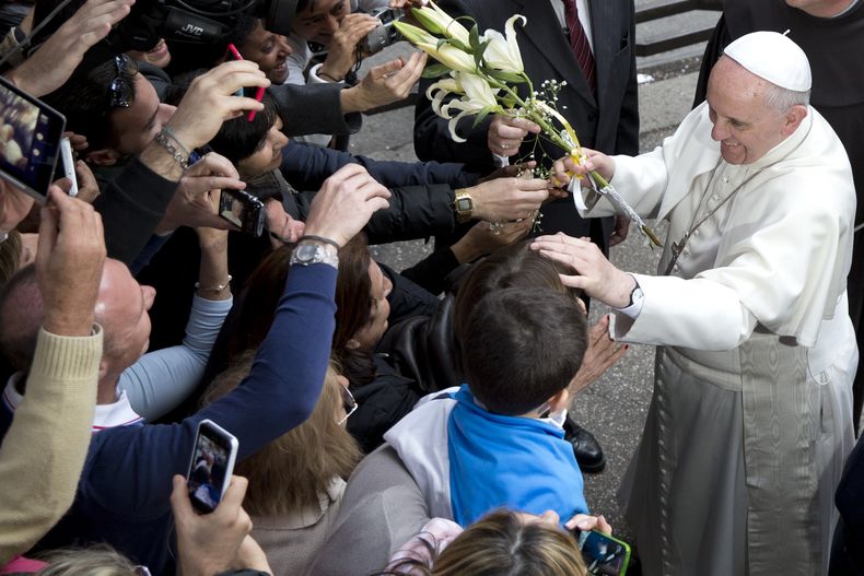 El papa Francisco es saludado por los fieles al llegar a un encuentro con familiares de v&iacute;ctimas de la mafia en la Iglesia San Gregorio VIII el viernes 21 de marzo del 2014. (AP Foto/Andrew Medichini)