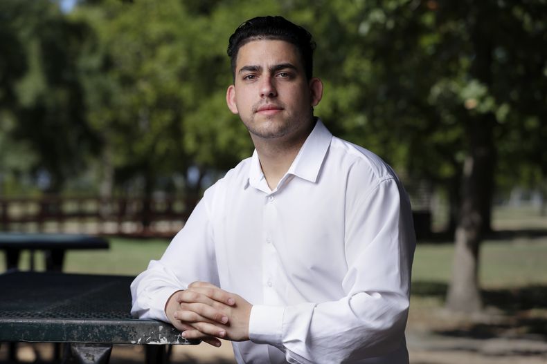 Félix Llerena, un inmigrante cubano y activista político que actualmente vive en Texas, posa para una foto en el parque Arthur Storey el viernes 22 de septiembre de 2023, en Houston. (AP Foto/Michael Wyke)