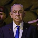 ARCHIVO - El primer ministro israelí, Benjamin Netanyahu, delante, asiste a una ceremonia de colocación de coronas conmemorativas del Día de la Memoria del Holocausto en la Sala de la Memoria de Yad Vashem, el Centro Mundial de la Memoria del Holocausto, en Jerusalén, Israel, el 6 de mayo de 2024. (Amir Cohen/Pool Foto via AP, Archivo)