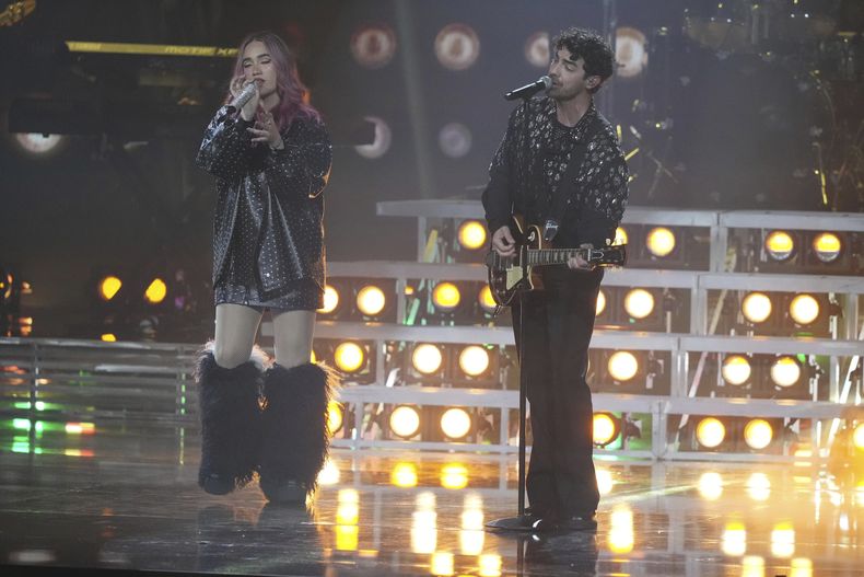 Joe Jonas y Eva Taubert durante su presentación en la ceremonia del Latin Grammy el jueves 14 de noviembre de 2024, en Miami. (Foto AP/Lynne Sladky)