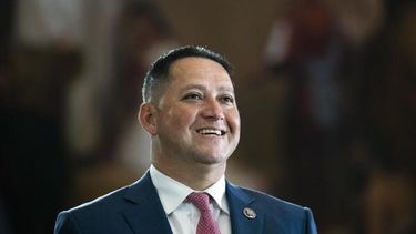 tony gonzales asume la presidencia de la conferencia hispana del congreso