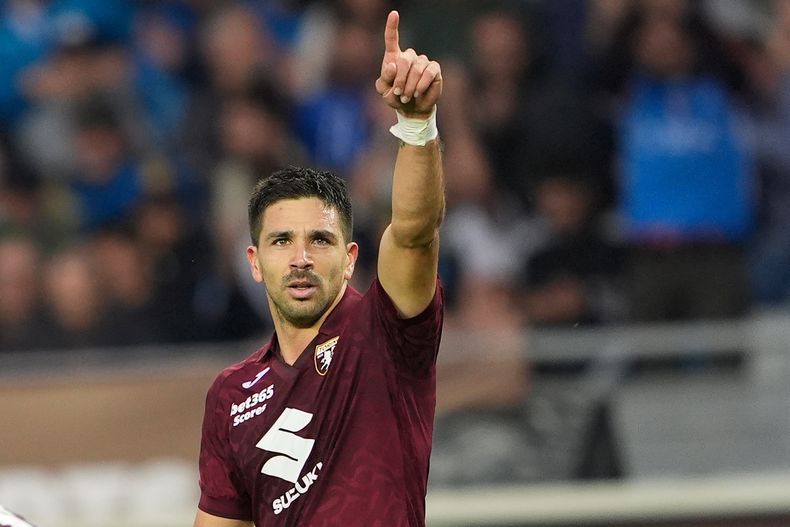 Giovanni Simeone del Torino celebra tras anotar en el encuentro ante el Napoli en la Serie A el sábado 18 de octubre del 2025. (Fabio Ferrari/LaPresse via AP)