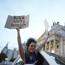 Una mujer se asoma por la ventana de un vehículo sosteniendo carteles de rechazo a la reforma económica promovida por el presidente argentino, Javier Milei, a su paso por el Congreso en Buenos Aires, Argentina, el martes 6 de febrero de 2024. La Cámara de Diputados tiene en debate el proyecto de ley que incluye una variedad de medidas económicas, administrativas, penales y medioambientales. (AP Foto/Natacha Pisarenko)