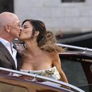 Jeff Bezos, a la izquierda, y Lauren Sanchez se besan al salir de un hotel previo a su boda, en Venecia, Italia, el jueves 26 de junio de 2025. (Foto AP/Luca Bruno)