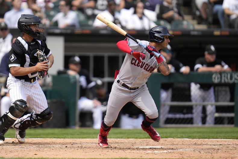 Brayan Rocchio, de los Guardianes de Cleveland, conecta un rodado en el duelo ante los Medias Blancas de Chicago, el jueves 18 de mayo de 2023 (AP Foto/Erin Hooley)