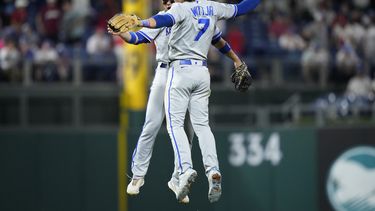 Bobby Witt Jr. y Michael Massey festejan la victoria de los Reales de Kansas City ante los Filis de Filadelfia, el viernes 4 de agosto de 2023 (AP Foto/Matt Slocum)