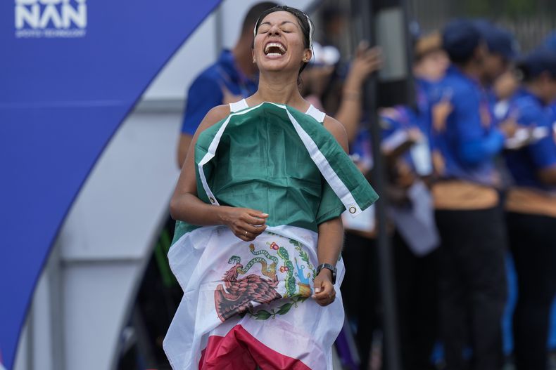 La mexicana Alejandra Ortega festeja tras conquistar la medalla de oro en los 20 kilómetros de marcha en los Juegos Centroamericanos y del Caribe en San Salvador, el domingo 2 de julio de 2023 (AP Foto/Arnulfo Franco)