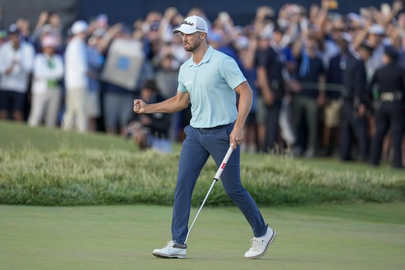 Wyndham Clark celebra en el hoyo 18 tras ganar el Abierto de Estados Unidos de golf en el Country Club de Los Ángeles el domingo 18 de junio del 2023. (AP Foto/Marcio J. Sanchez)