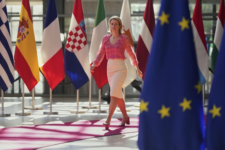 La jefa de política exterior de la Unión Europea, Kaja Kallas, llega a una reunión de ministros de Defensa de la UE en el edificio del Consejo Europeo, en Bruselas, el martes 20 de mayo de 2025. (AP Foto/Virginia Mayo)