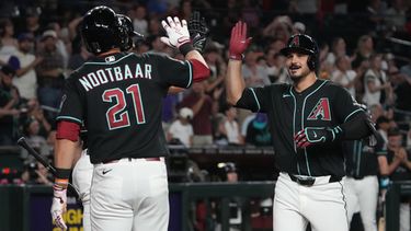 Nolan Arenado, derecha, de los Diamondbacks de Arizona, celebra con Tyler Locklear y Lars Nootbaar (21) después de batear un grand slam contra los Rockies de Colorado en la segunda entrada del juego de béisbol de Grandes Ligas, el lunes 10 de agosto de 2026, en Phoenix. (AP Foto/Rick Scuteri)