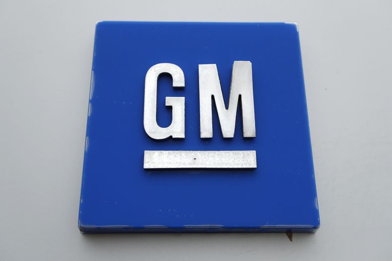 ARCHIVO - El logotipo de General Motors en Hamtramck, Michigan, el 27 de enero de 2020. (AP Foto/Paul Sancya, Archivo)