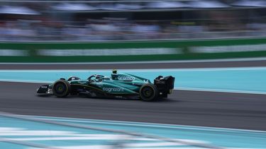 Fernando Alonso al volante de un Aston Martin durante el Gran Premio de Miami, el domingo 7 de mayo de 2023, en Miami Gardens, Florida. (AP Foto/Rebecca Blackwell)