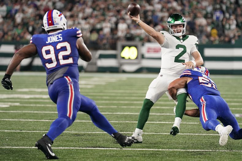 El defensive tacke de los Bills de Búfalo Eli Ankou golpea al quarterback de los Jets de Nueva York Zach Wilson mientras lanza el balón en el encuentro del lunes 11 de septiembre del 2023. (AP Foto/Seth Wenig)