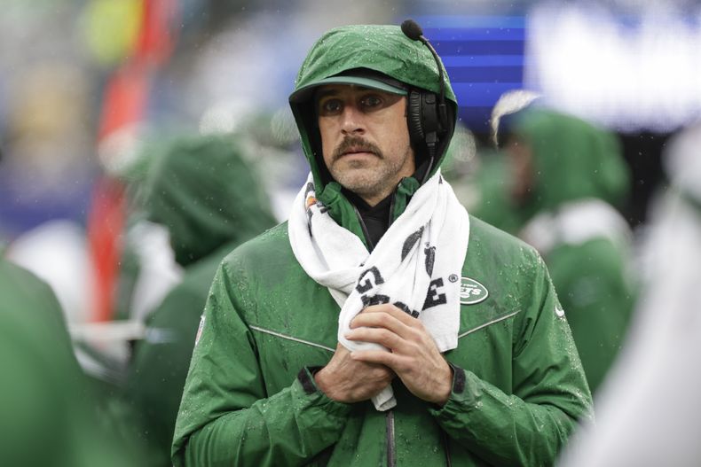 El quarterback de los Jets de Nueva York Aaron Rodgers trabaja en la banda en el encuentro ante los Giants de Nueva York el domingo 29 de octubre del 2023. (AP Foto/Adam Hunger)