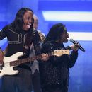 Serg Dimitrijevic, de izquierda a derecha, Verdine White y Philip Bailey, Jr. de Earth, Wind & Fire durante su presentación en el concierto benéfico de FireAid el jueves 30 de enero de 2025 en Intuit Dome en Inglewood, California. (Foto Jordan Strauss/Invision/AP)