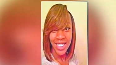 americateve | La policía de Miami Gardens busca al asesino de una mujer embarazada quien falleció anoche en el hospital Jackson Memorial al ser impactada por una bala. Se sabe que los médicos pudieron salvar al bebe que se encuentran en estado grave.