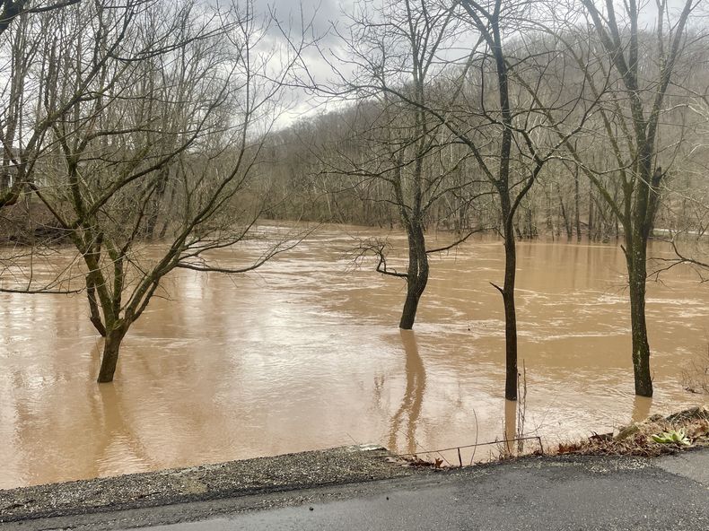Inundaciones alrededor del río Pocatalico el jueves 6 de febrero de 2025, en Poca, Virginia Occidental (AP Foto/John Raby)