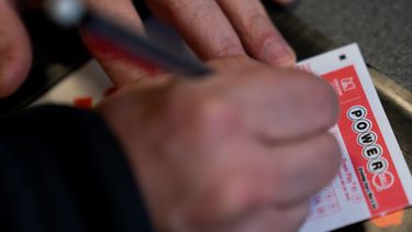 Una persona rellena un boleto de lotería el lunes 22 de diciembre de 2025 en Portland, Oregon. (AP Foto/Jenny Kane)