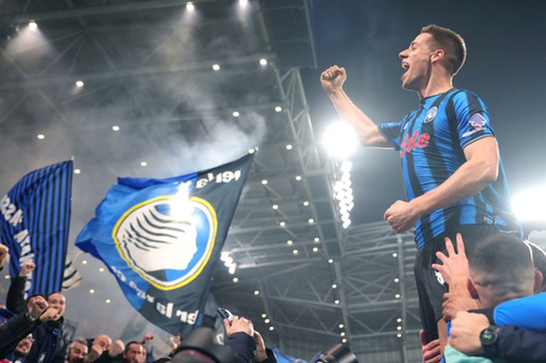 Mario Pasalic celebra tras marcar el tercer gol de Atalanta en la victoria 4-1 ante Borussia Dortmund en la Liga de Campeones, el miércoles 25 de febrero de 2026, en Bérgamo. (Spada/LaPresse vía AP)