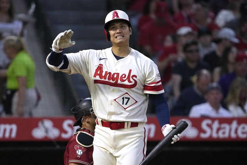 Shohei Ohtani, de los Angelinos de Los Ángeles, gesticula después de haber sido ponchado durante la cuarta entrada del juego de béisbol en contra de los Diamonfbacks de Arizona, el sábado 1 de julio de 2023, en Anaheim, California. Ohtani va al Juego de Estrellas como bateador designado y como parte del cuerpo de lanzadores de la Liga Americana. (AP Foto/Mark J. Terrill)