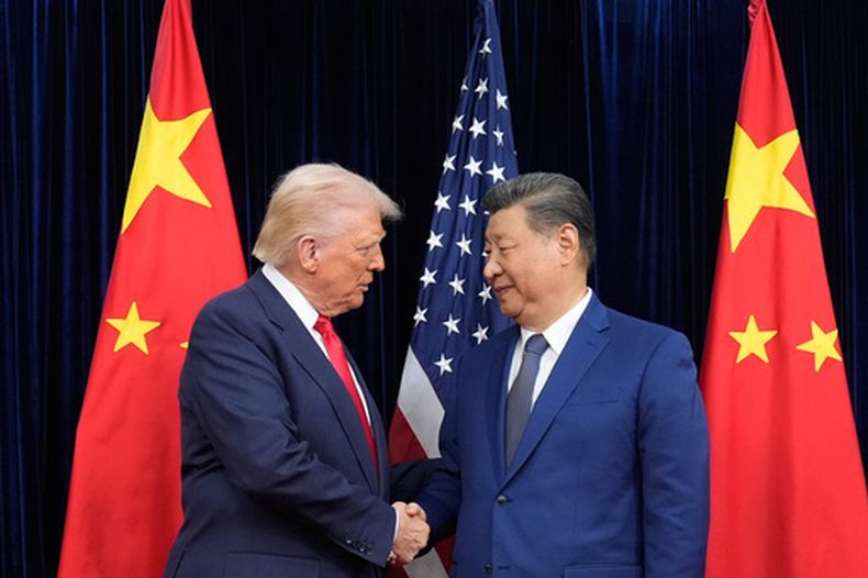 ARCHIVO - El presidente estadounidense Donald Trump, izquierda, saluda a su homólogo chino Xi Jinping antes de su reunión, en el Aeropuerto Internacional de Gimhae en Busan, Corea del Sur, el 30 de octubre de 2025. (Foto AP/Mark Schiefelbein, archivo)