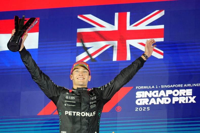 El piloto de Mercedes George Russell celebra su victoria en el Gran Premio de Singapur, el domingo 5 de octubre de 2025. (AP Foto/Vincent Thian)
