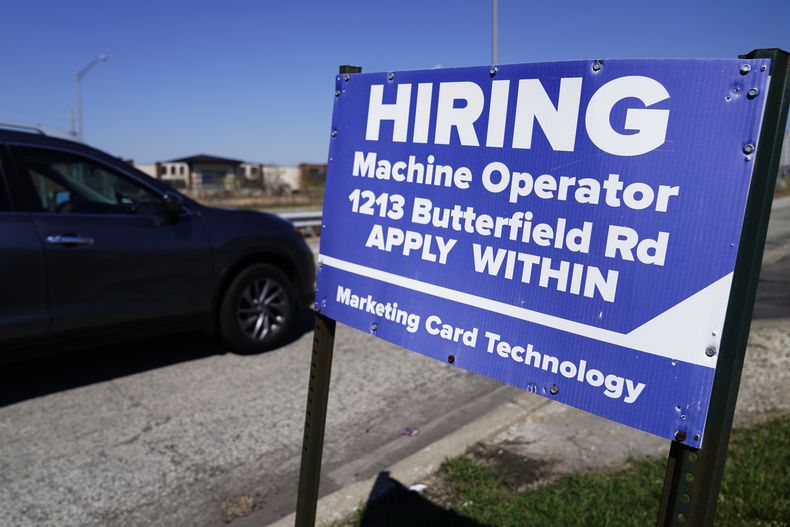 Un cartel de oferta de empleo es exhibido en Downers Grove, Illinois, el miércoles 12 de abril de 2023. (AP Photo/Nam Y. Huh)