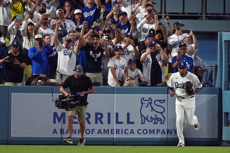 El relevista Edwin Díaz, de los Dodgers de Los Ángeles, entra para un salvamento contra los Marineros de Seattle, el miércoles 29 de julio de 2026, en Los Ángeles. (AP Foto/Scott Strazzante)