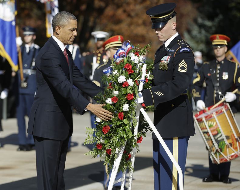 El presidente estadounidense Barack Obama coloca una ofrenda en la Tumba del Soldado Desconocido en el Cementerio Nacional de Arlington en Virginia, el lunes 11 de noviembre de 2013, durante la ceremonia del D&iacute;a de los Veteranos.  (Foto de AP/Pablo