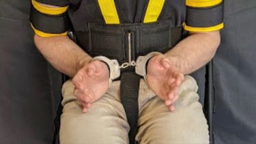 Foto entregada por Safe Restraints Inc en octubre del 2025 que muestra el método WRAP usado por la agencia migratoria estadounidense ICE para restringir a personas. (Safe Restraints via AP)