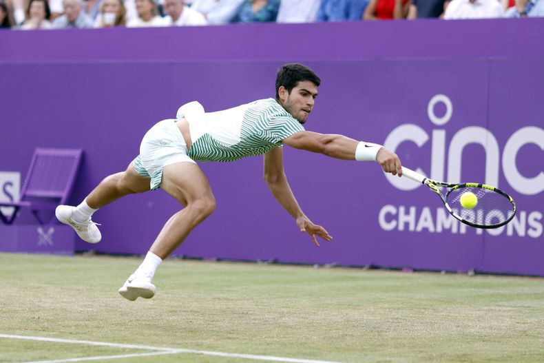 Carlos Alcaraz juega contra Jiri Lehecka en el torneo del Queens Club, el jueves 22 de junio de 2023, en Londres. (Steven Paston/PA vía AP)