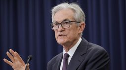 El presidente del consejo de administración de la Reserva Federal de Estados Unidos, Jerome Powell, habla en una conferencia de prensa en la Reserva Federal en Washington, el miércoles 18 de junio de 2025. (AP Foto/Mark Schiefelbein)